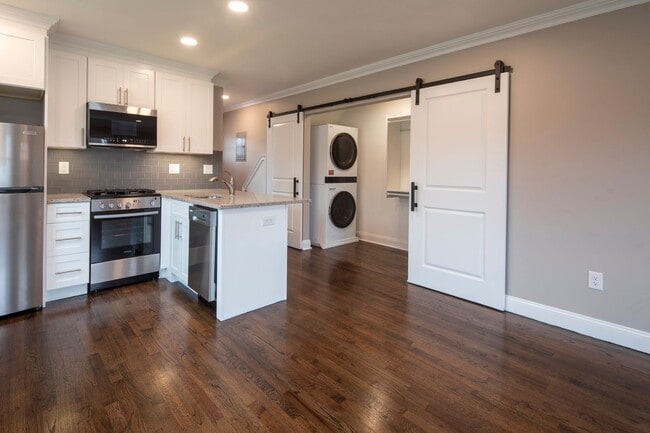 Interior Photo - The Courtyard @ Clifton: In-Unit Washer & Dryer, Heat, Hot & Cold Water, Gas Included, and Bark P...