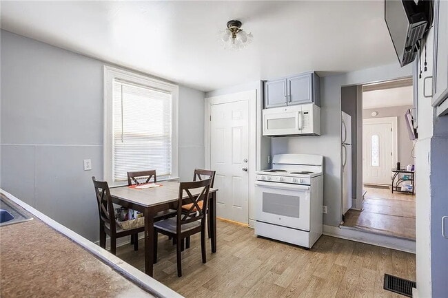 Building Photo - Spacious 2-Bedroom Apartment on Fulton