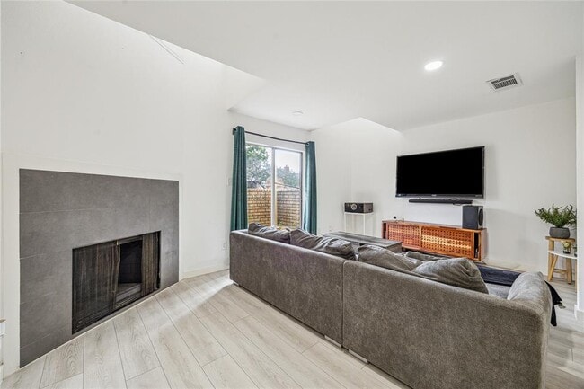 Building Photo - 11201 Lynbrook Dr