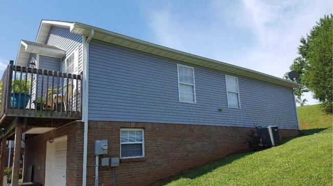 Building Photo - 1528 Patricia Holt Blvd