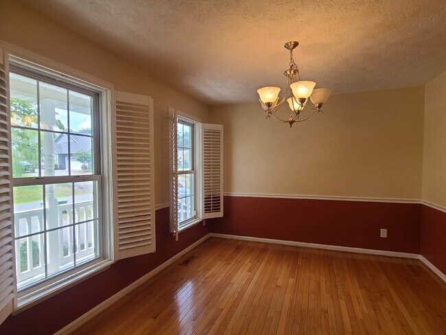 Building Photo - 4 BR, 3.5 BA Colonial