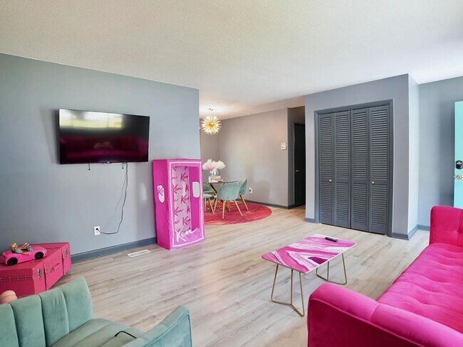 Foto del edificio - Three Bedroom Home