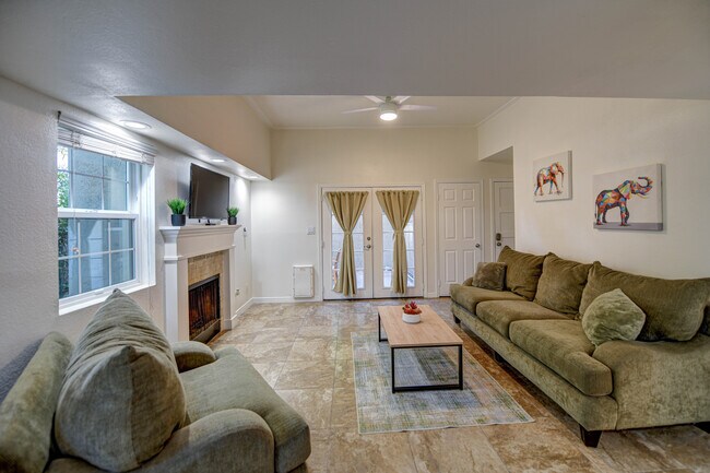 Building Photo - 1412 W La Jolla Dr