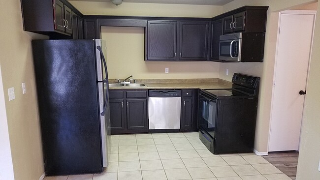 Building Photo - 2756 Sunset Strip Dr