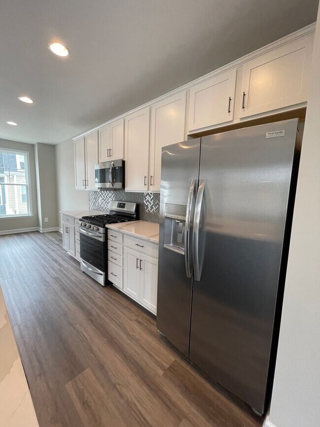 Building Photo - Townhouse for Rent in Preston Lake