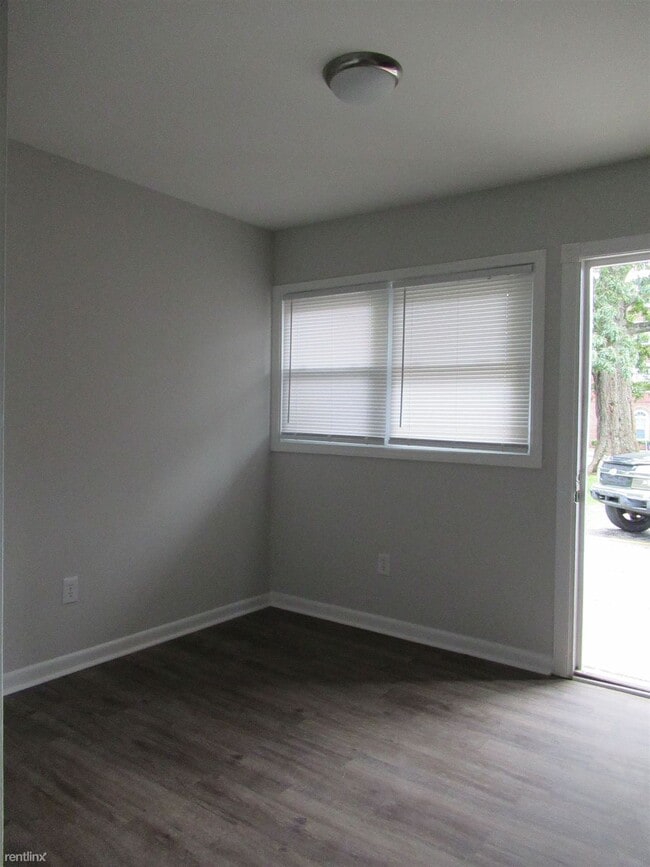 Building Photo - 2 br, 1.5 bath Townhome - 611 E 11th St Pi...