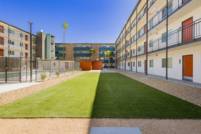 Foto del edificio - Courtyard 525 Apartments