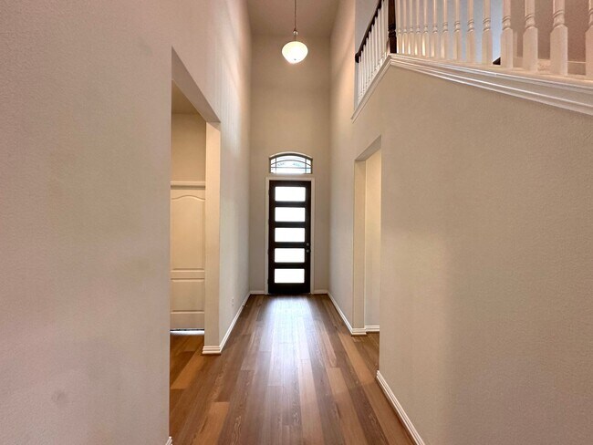 Foto del edificio - The larger 3 bedrooms and 2 bathrooms with a bonus Den and Loft spaces for rent in South Austin, ...