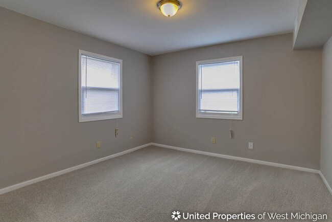 Building Photo - 4131 Oak Park Dr SE