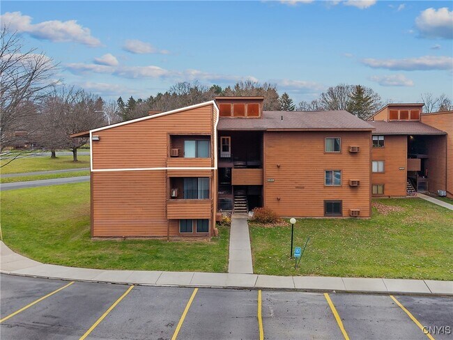 Foto del edificio - 327 Village Blvd N