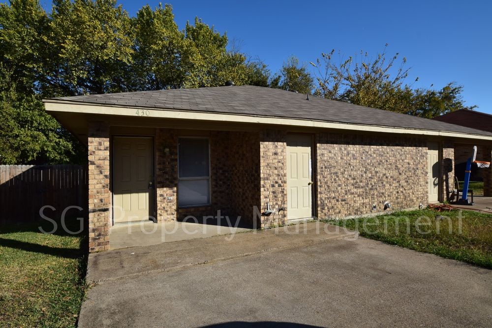 Foto principal - 2 Bed 2 Bath DUPLEX Ready for Move in