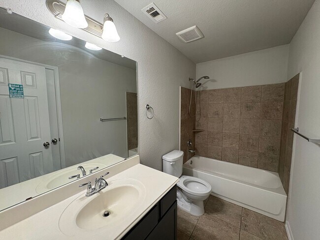 Foto del edificio - Charming one-story home featuring 3 bedrooms and 2.5 bathrooms in a welcoming neighborhood.