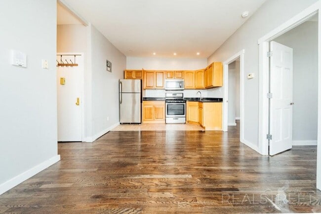 Building Photo - Large 2 Bedroom Apt in Bushwick!
