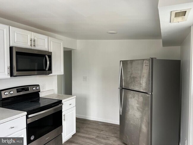 Building Photo - 3552 Lincoln Hwy