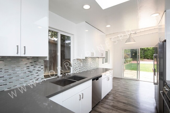 Building Photo - Gorgeous 3 br Home in Del Mar with W/D In Unit and Basketball Court!