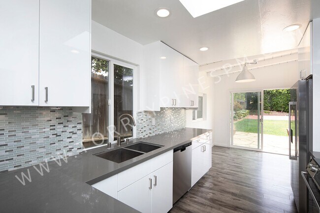 Foto del edificio - Gorgeous 3 br Home in Del Mar with W/D In Unit and Basketball Court!