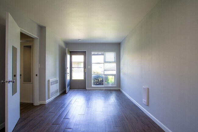 Building Photo - John's Landing: Mid-Century Studio w/ Walk-Through Closet!