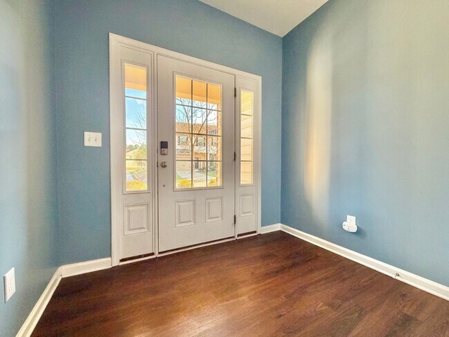 Foto del edificio - Updated 3BR Townhome | Community Pool, Gym, Pickleball, & Tennis Courts | Easy RTP Access