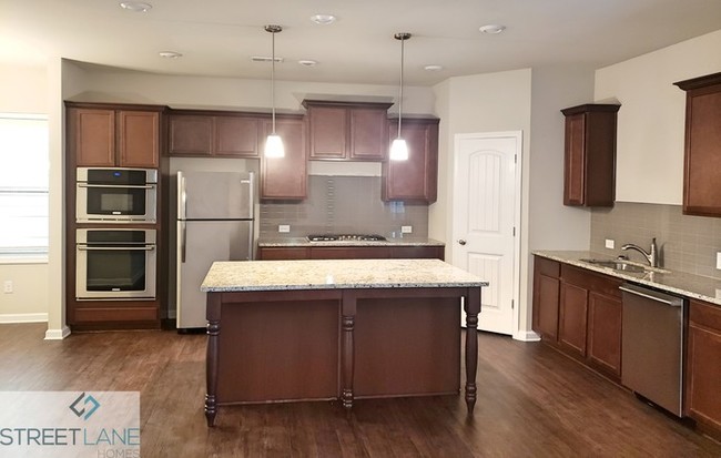 Building Photo - 3613 Moon Crest Dr