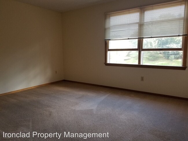 Building Photo - 30 Stoneycrest Dr