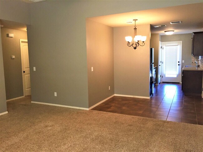 Building Photo - Lovely Affordable 2 Bedroom 2 Bath in Edmo...