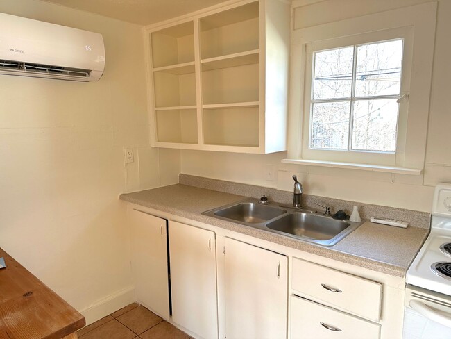 Building Photo - 1-Bedroom Cottage on Bench