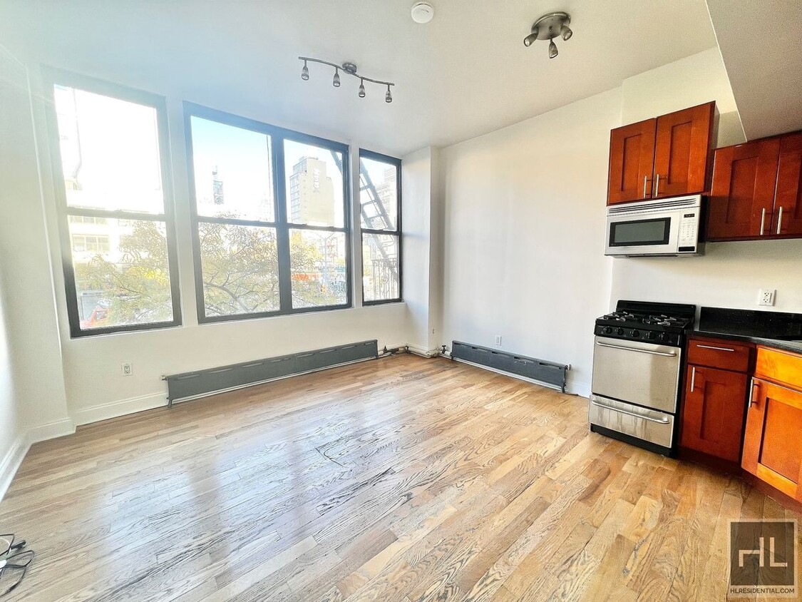 Foto del edificio - Massive and Sunny 1BR in LES!!