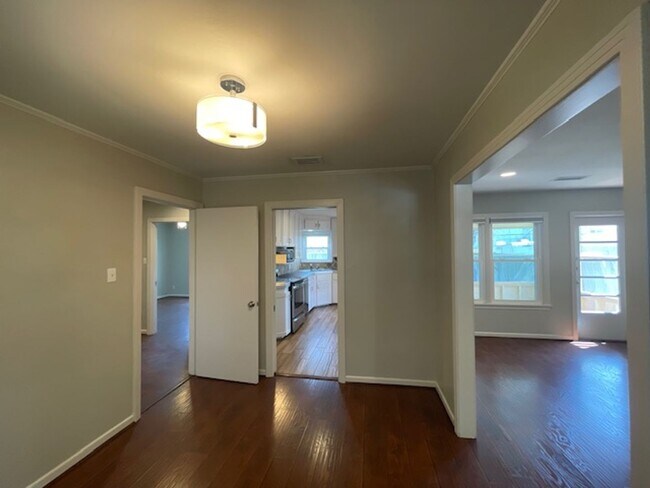 Foto del edificio - Beautiful 2 Bed / 1 Bath Home – Prime Location