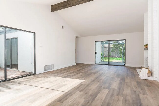 Building Photo - 3305 Vivienda Cir