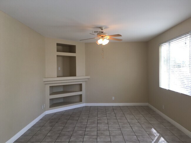 Building Photo - Gorgeous 3 Bed/ 2.5 Bath Home In Green Valley