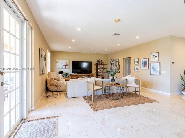 Building Photo - 665 Nandina Dr