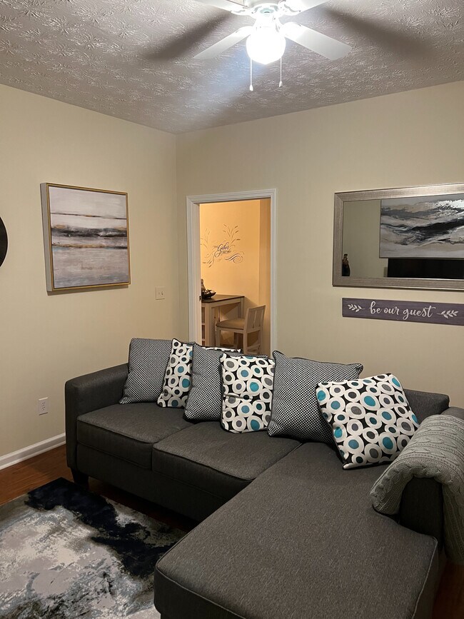 Building Photo - Room in Apartment on Hill Station Ct