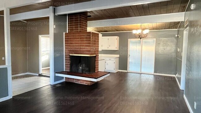 Foto del edificio - 3 bedroom/ 1.5 bathroom home with a detach...