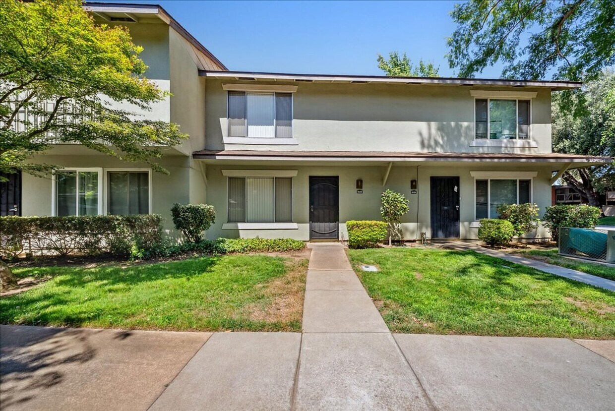 Foto principal - 8828 La Riviera Dr