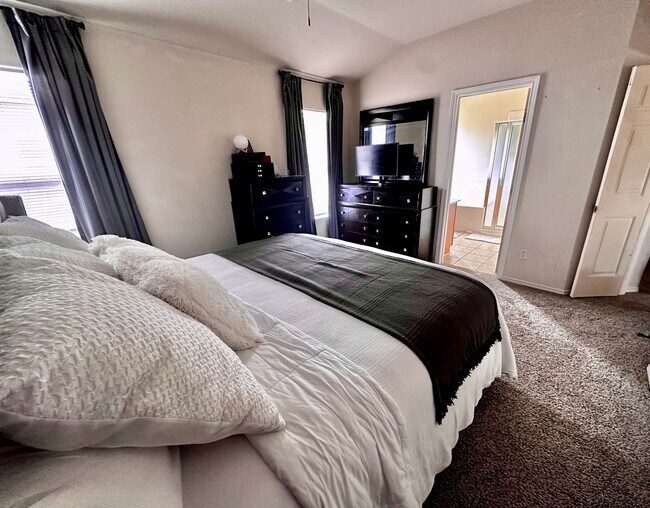 Foto del edificio - NEW IN MANAGEMENT - AVAILABLE NOW!