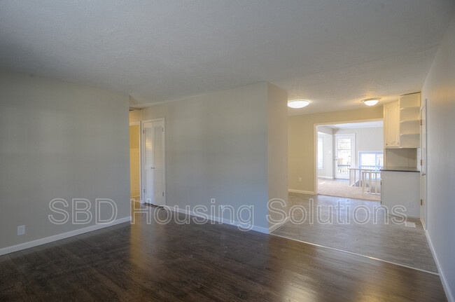 Building Photo - 9414 Lewis Ave