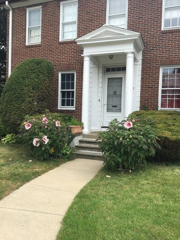 Foto del edificio - 17 Hunnewell Cir