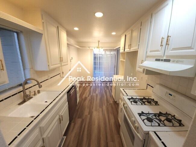 Foto del edificio - Nice 3bd/1.5 ba Carmichael Home With RV Access!