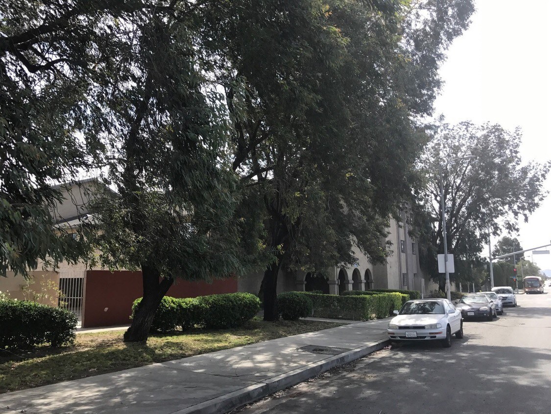 9460 Laurel Canyon Blvd Unit 3rd floor, Pacoima, CA 91331 Room for