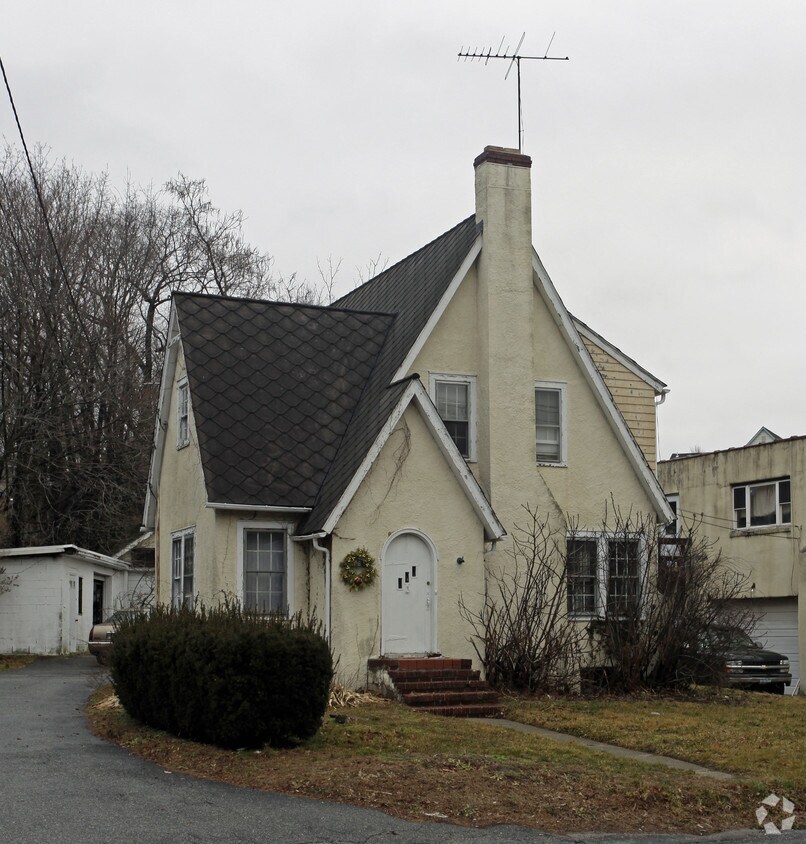 Primary Photo - 809 Fort Salonga Rd