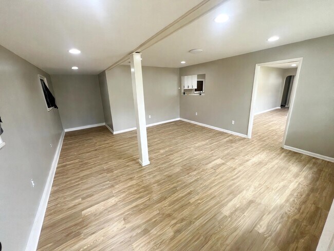 Building Photo - 6 Longview Dr