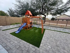 Building Photo - 9987 W Robin Ln