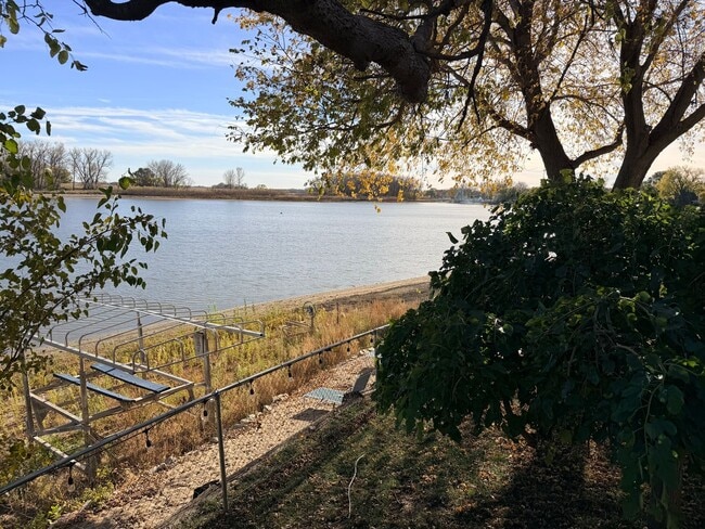 Foto del edificio - 3 bedroom 2 bathroom lake house for rent!