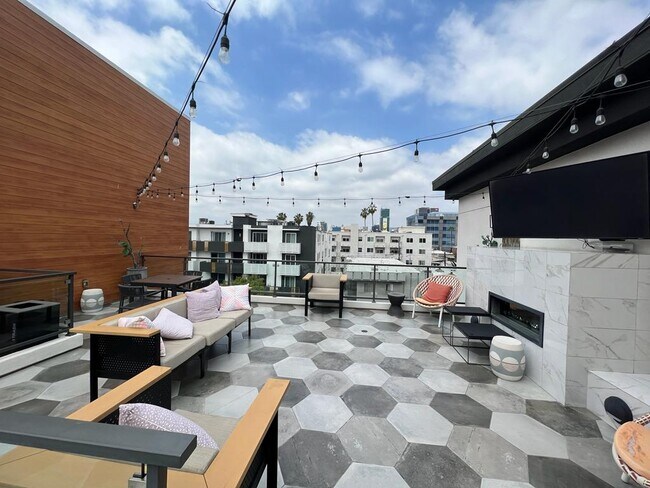 Building Photo - 1445 Tamarind Ave
