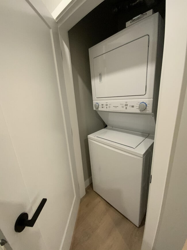 Building Photo - 967 Whirlaway Cres