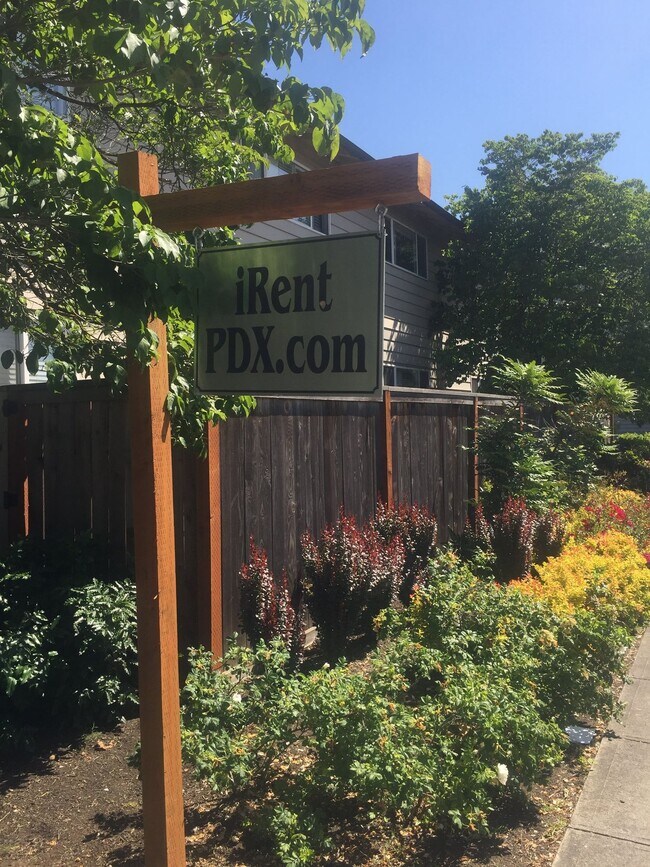 Building Photo - 2bed/2bath, W/D in unit, garage, and all dogs welcome!