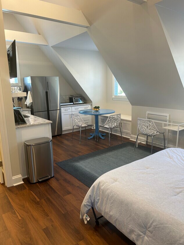 Magnolia Studio in the heart of Dilworth - 609 Magnolia Ave