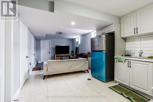 Building Photo - 643 Doon S Dr