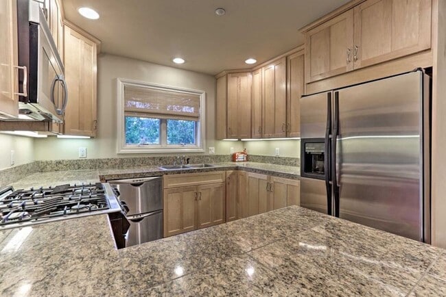 Well appointed kitchen with new appliances and gas stove - 35 Winding Way