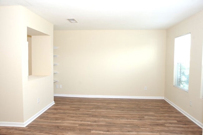 Building Photo - Move-In Special!